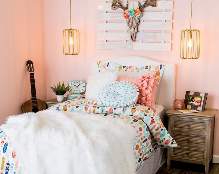 Яркие текстильные принадлежности идеально подойдут для спальни бохо