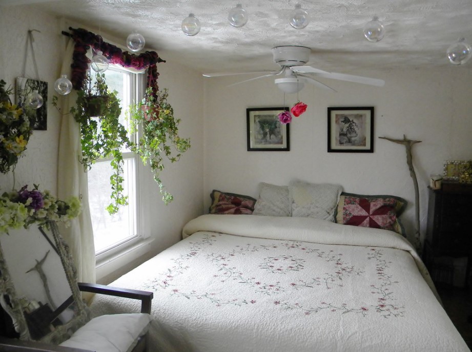 В маленькой спальне можно побелить стены для визуального расширения пространства