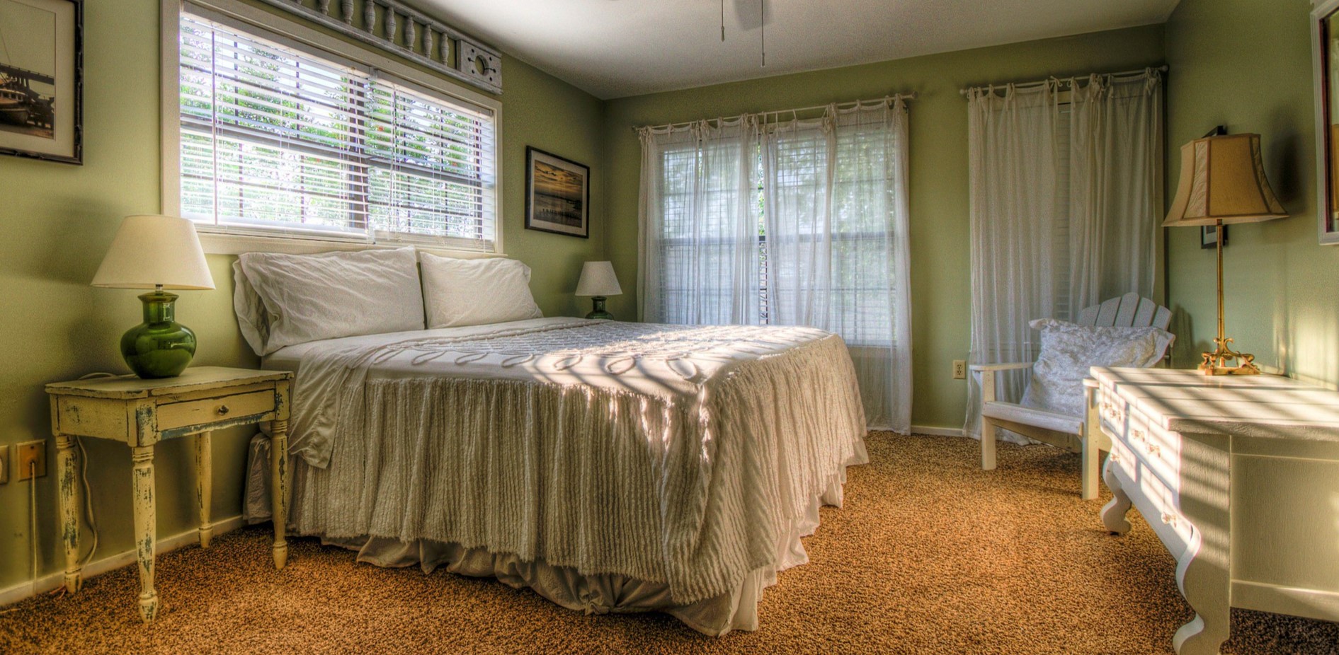 Спальня с зеленым ковром