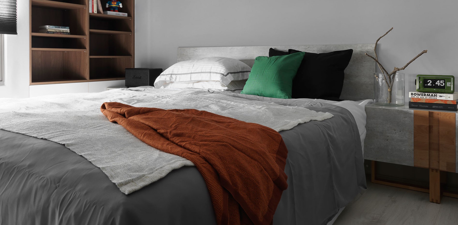 Серую спальню можно дополнить темными подушками