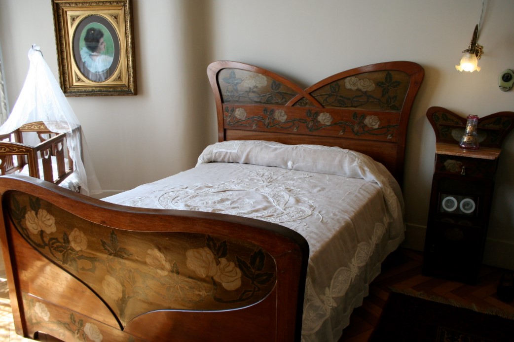 Кровать необычной формы с цветочными рисунками