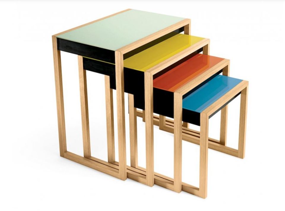 Знаменитый стол Nesting от Йозефа Альберса сделан из дерева и лакированного акрилового стекла, в котором каждый элемент выкрашен в особый цвет