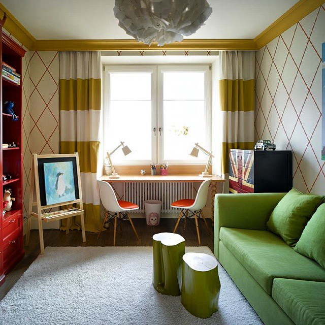 Комод с росписью, группа стол и стул в виде стилизованных пней интересная деталь детской комнаты.