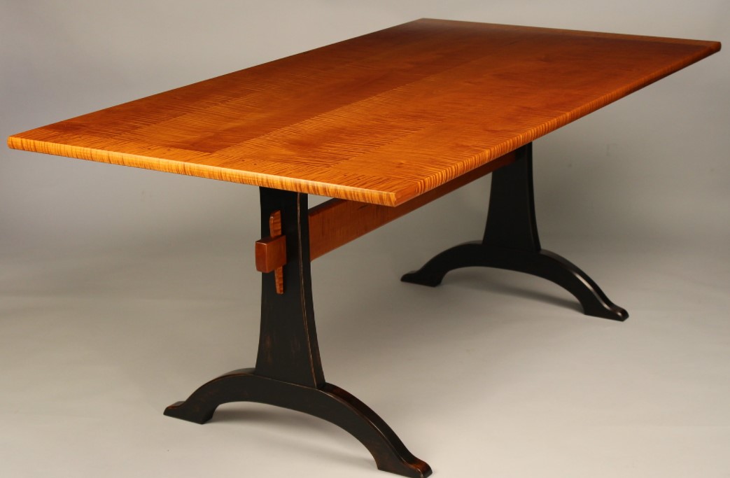 Деревянный стол с черными ножками подойдет для классического кабинета 