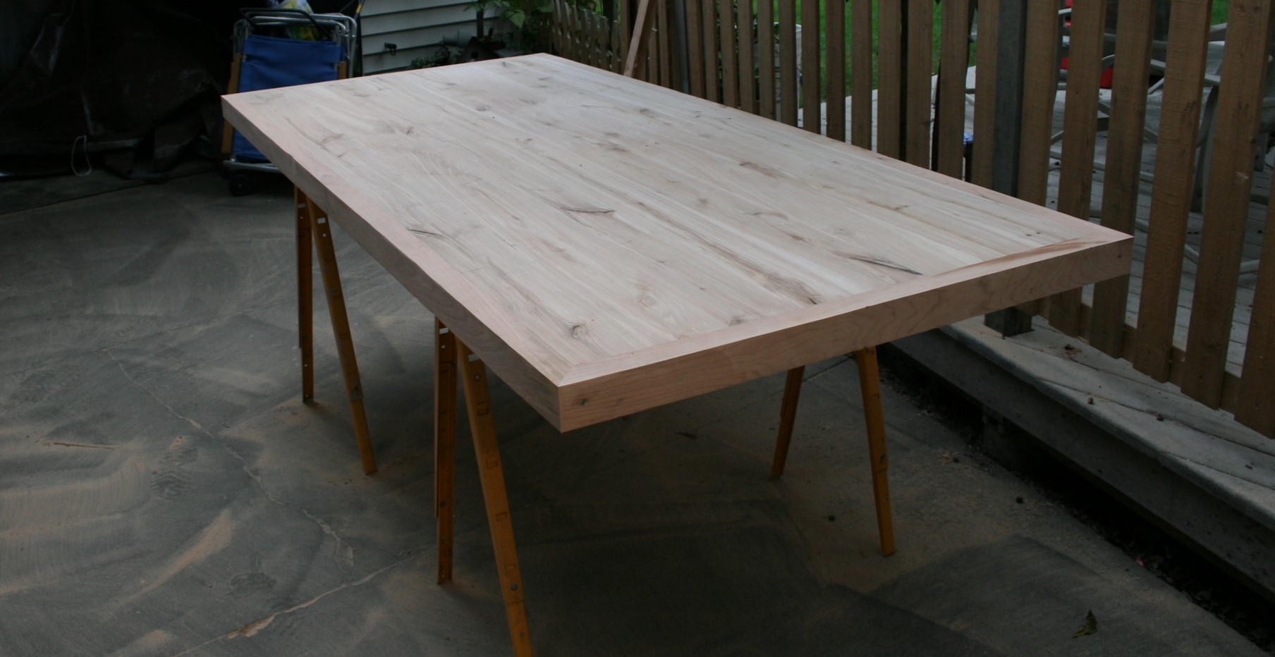 Деревянный стол на опорах-козлах можно использовать в скандинавском интерьере