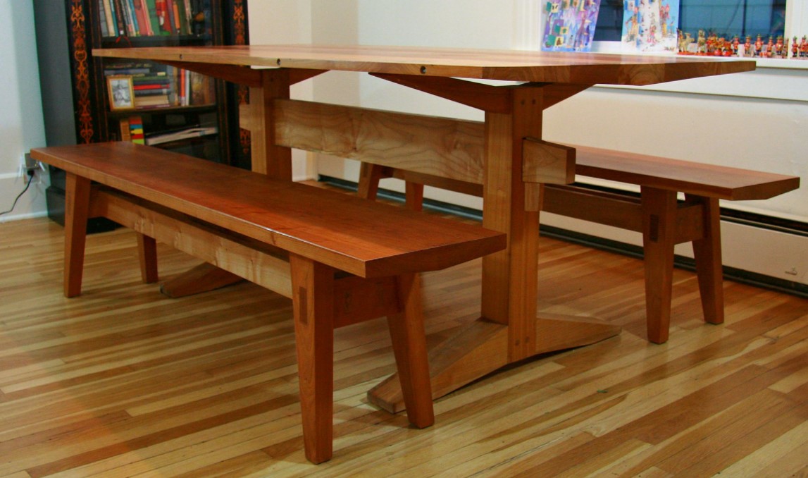 Под цвет стола можно подобрать деревянные скамейки 
