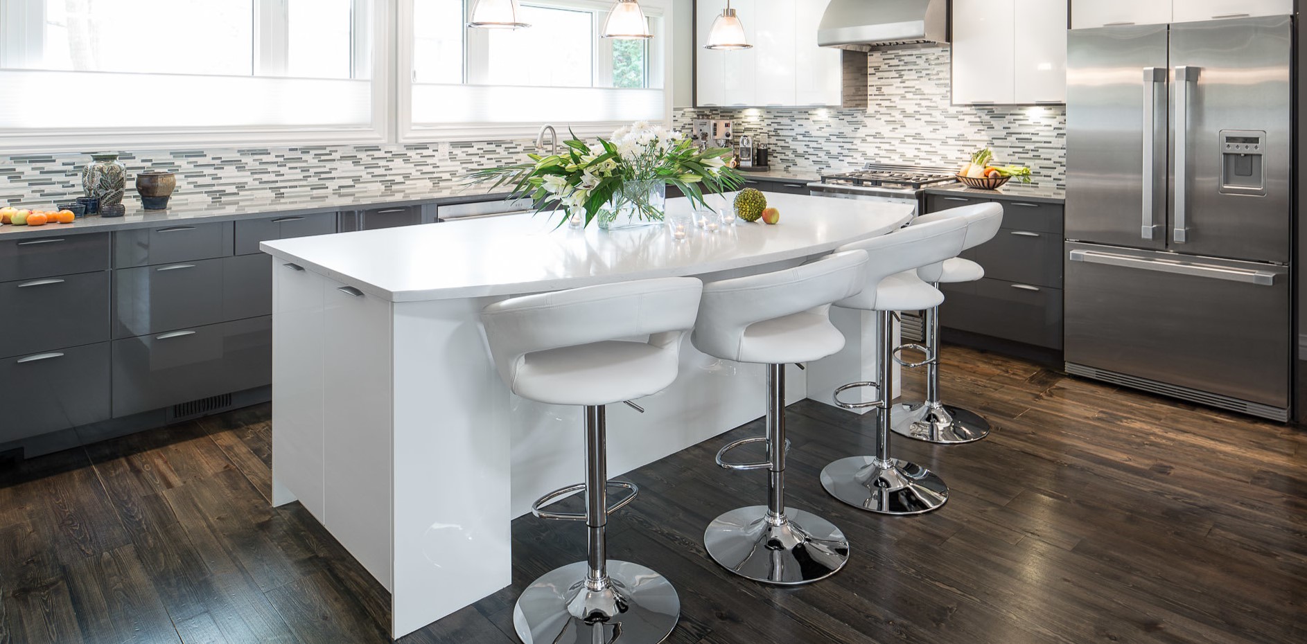 Белые барные стулья в интерьере современной кухни