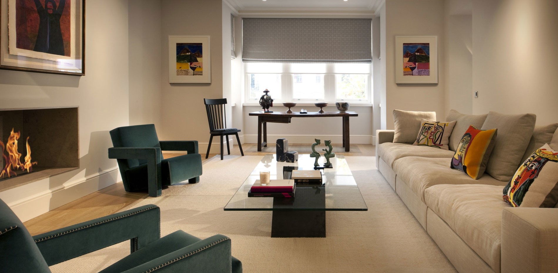 Светлый ковер на полу прекрасно сочетается с диваном в интерьере гостиной