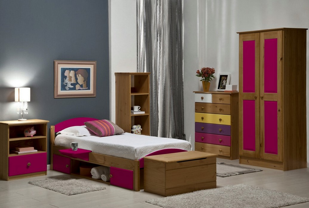 Кровать и шкафы в цвете фуксии