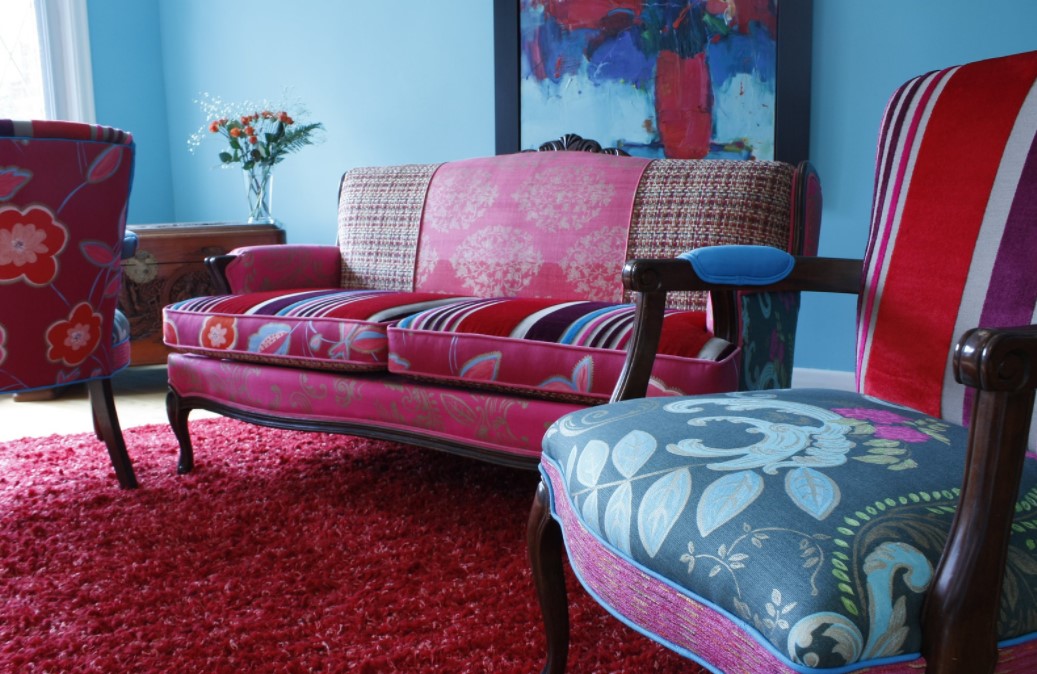 Дополнение гостиной диваном и ковром в цвете фуксии