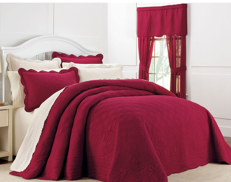 Спальня дополняется постельным бельем в оттенке фуксия