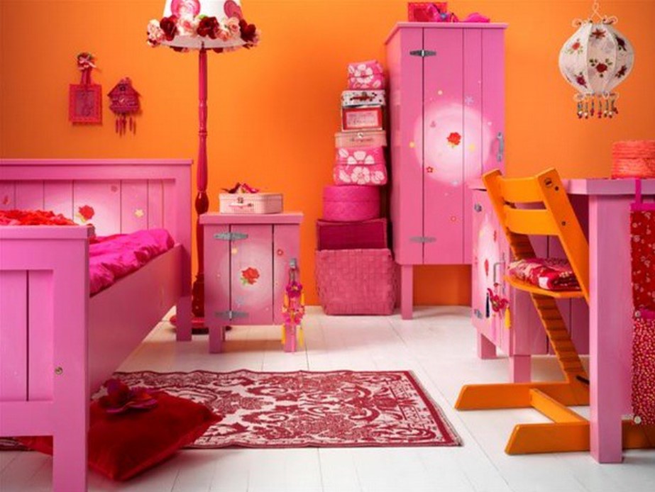 Детскую комнату можно дополнить мебелью в цвете фуксия
