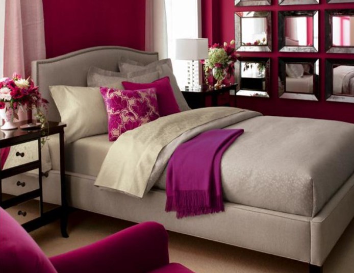 Подушки и кресла в цвете фуксия смогут внести яркие нотки в оформление спальни