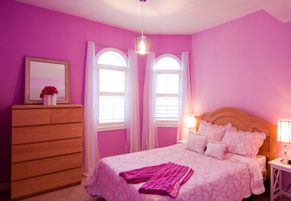 Стены и потолок в спальне можно окрасить в оттенок фуксия