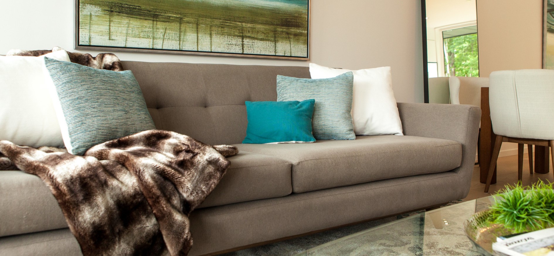 Для декора однотонного дивана можно использовать цветные подушки или пледы
