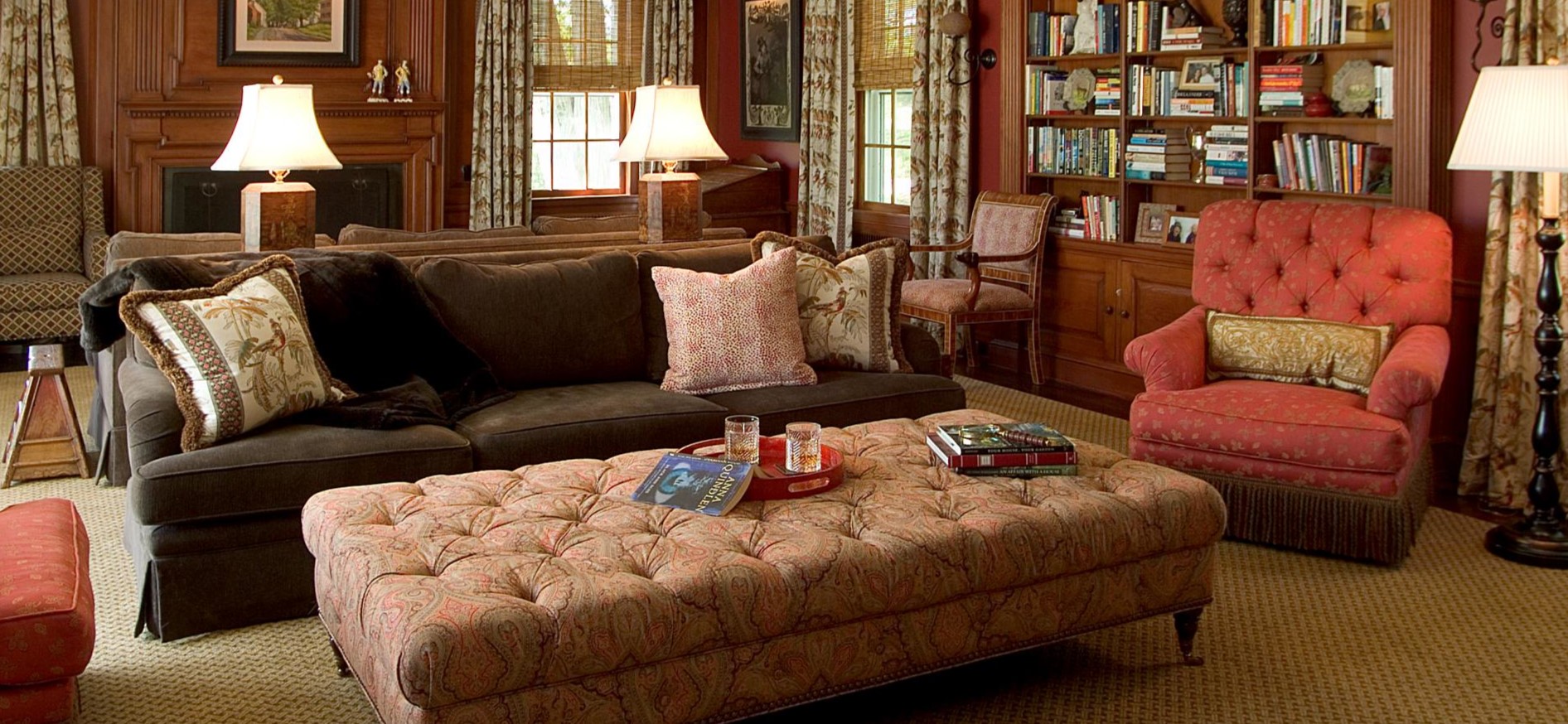 Темно-коричневый диван можно использовать в интерьере домашней библиотеки