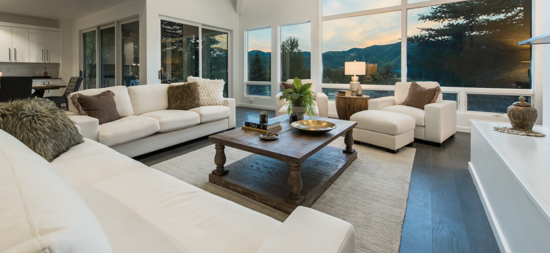 Для большой гостиной можно выбрать несколько белых диванов и удобное кресло