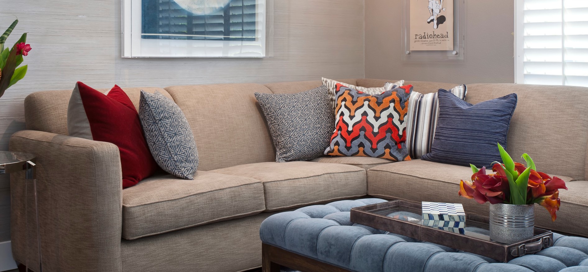 На бежевом диване будут стильно смотреться декоративные подушки с современным принтом