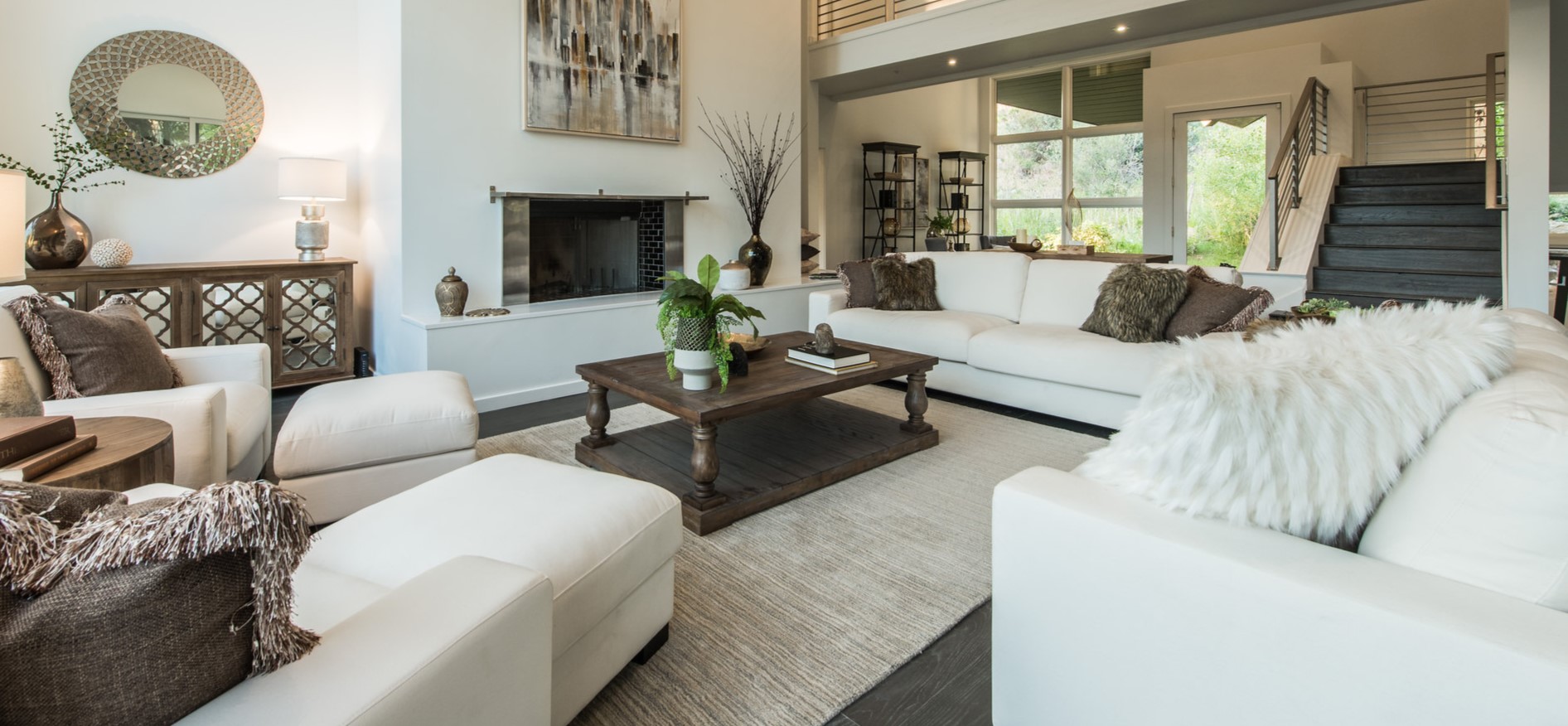 Белые диваны отлично сочетаются с темно-коричневой мебелью в интерьере