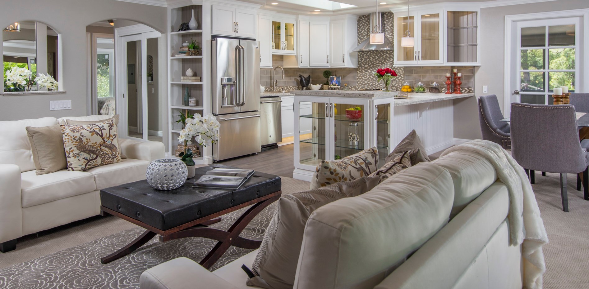 Из двух небольших диванов можно сделают уютную зону отдыха на кухне
