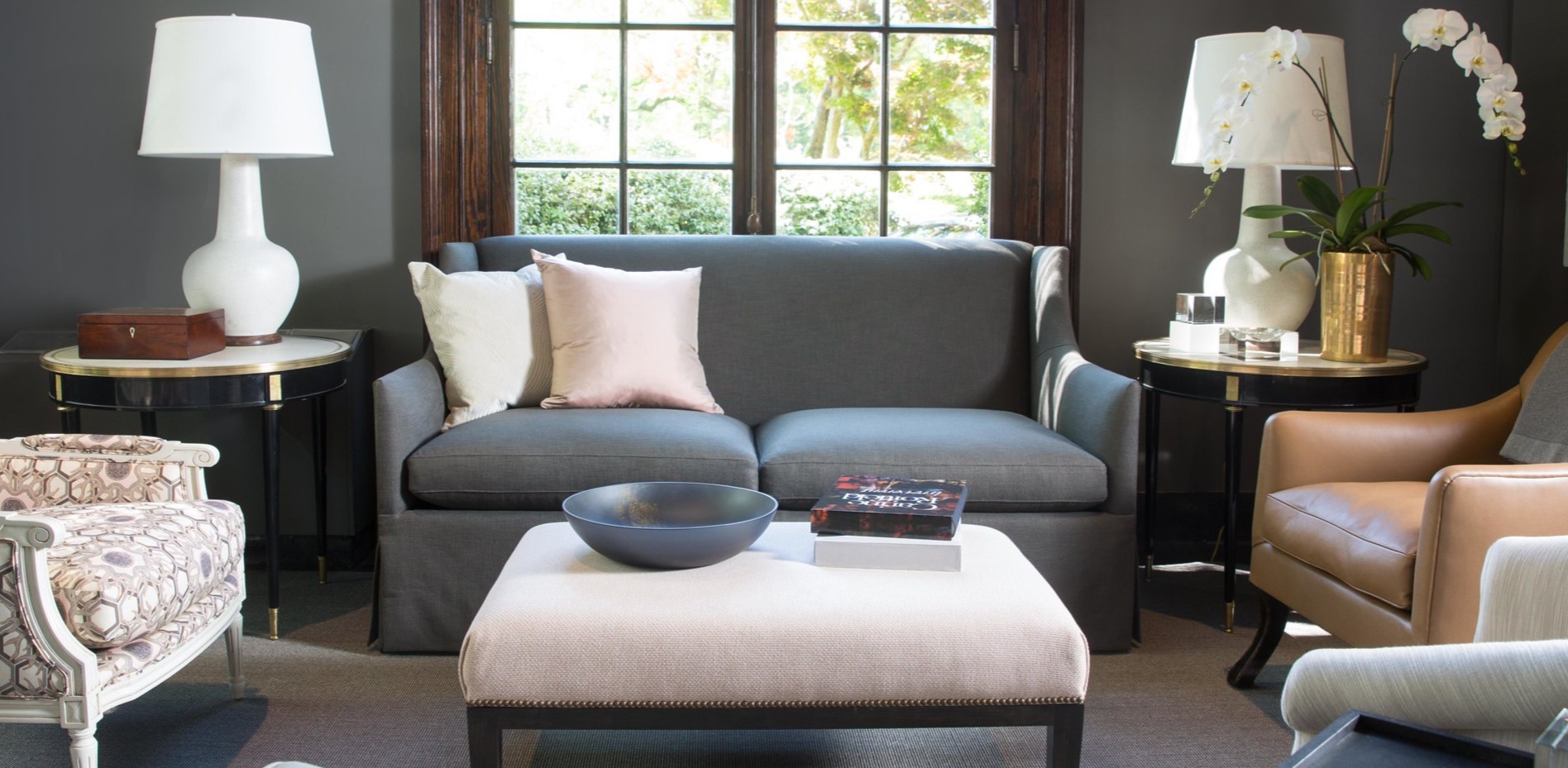 Синий диван можно дополнить белыми декоративными подушками
