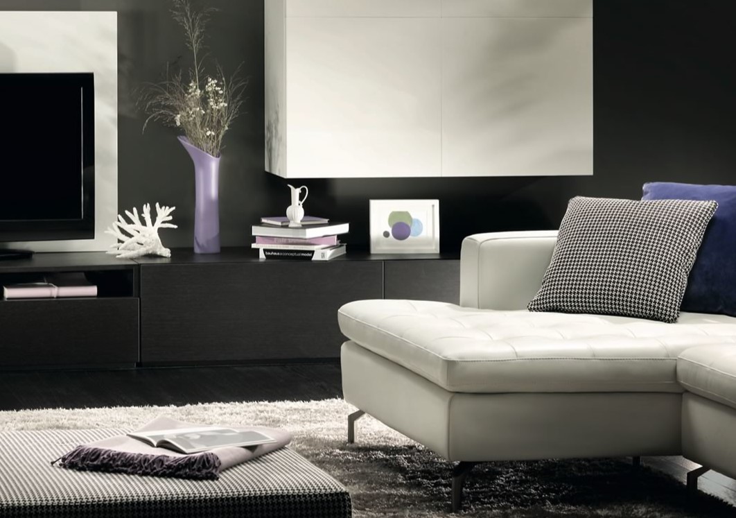Белый диван будет стильно смотреться в интерьере черной гостиной