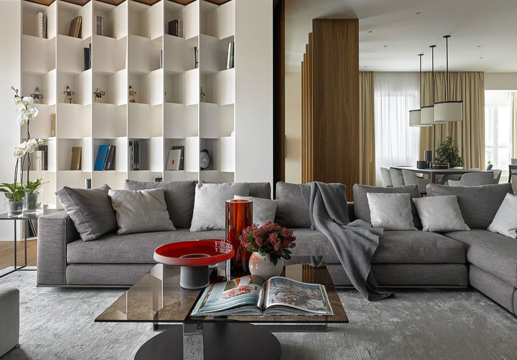 Угловой диван поможет разделить большую комнату на зону гостиной и столовой