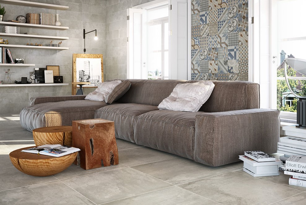 Темно-коричневый диван будет отлично сочетаться с деревянной мебелью в интерьере