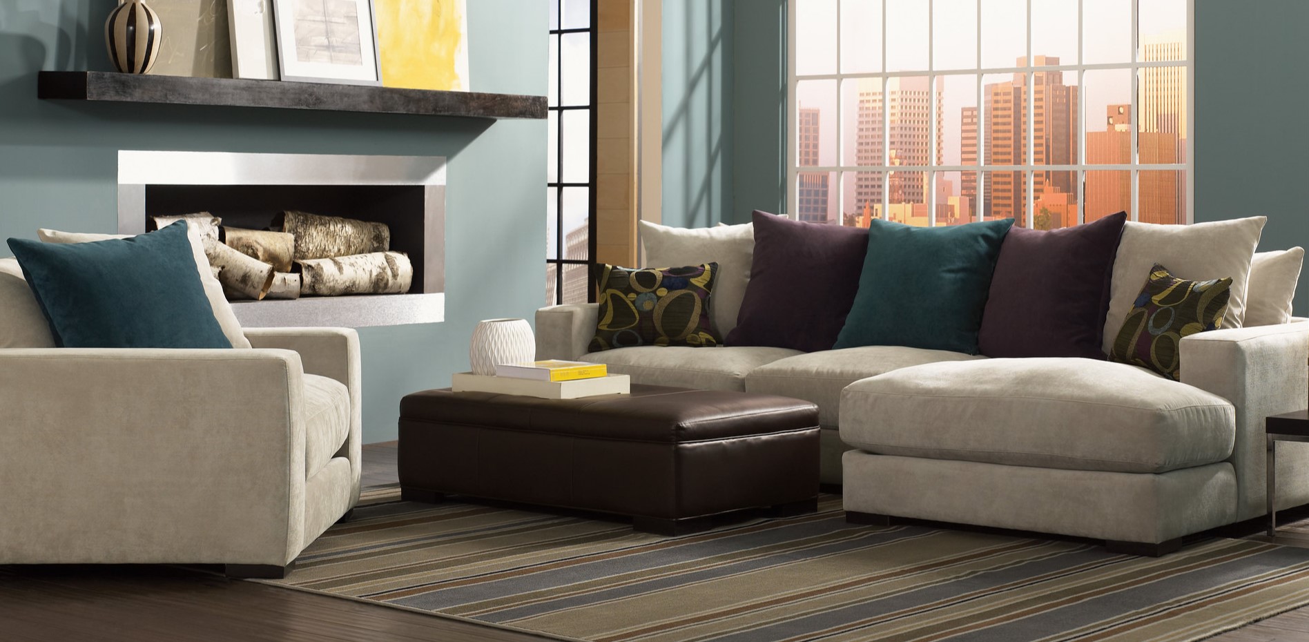 Под цвет и стиль дивана можно подобрать удобное кресло для гостиной