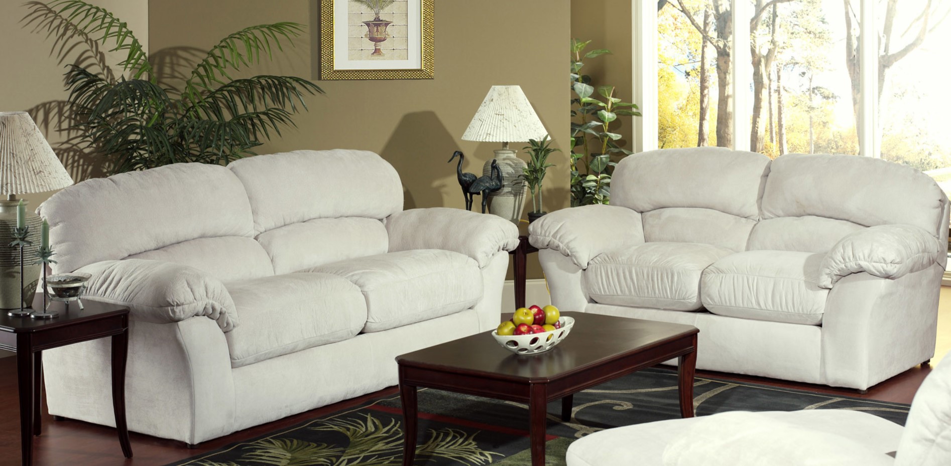 Два дивана позволяют визуально выделить зону отдыха в гостиной
