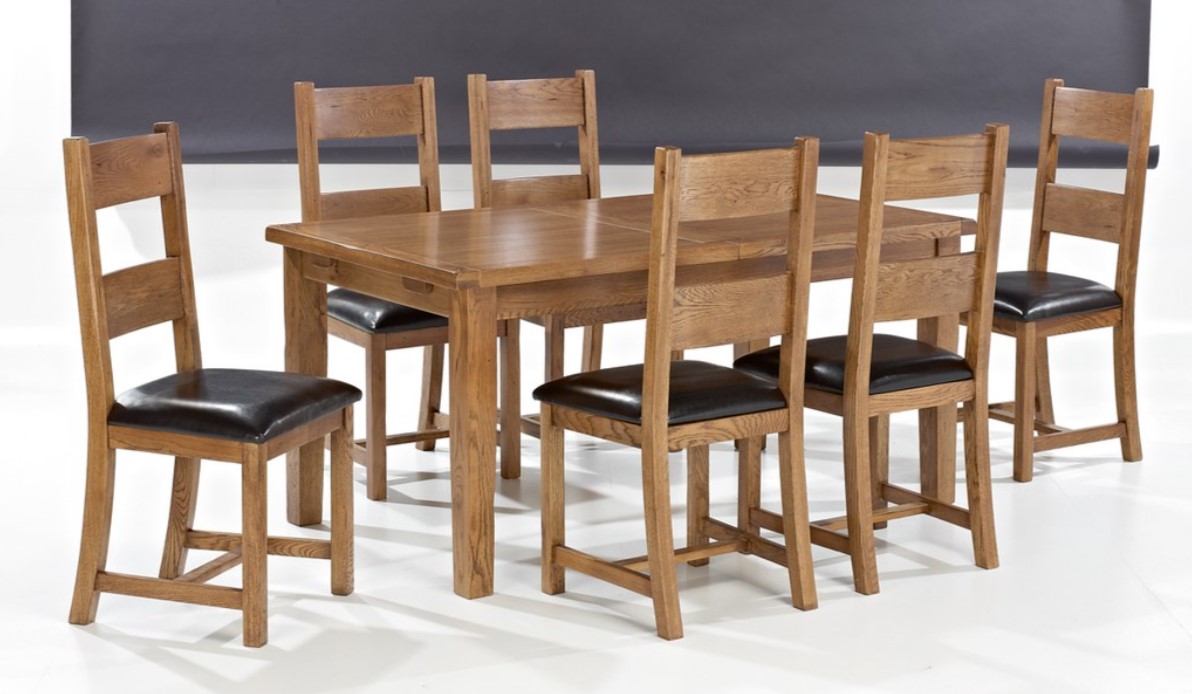Комплект стульев идеально гармонирует с кухонным столом