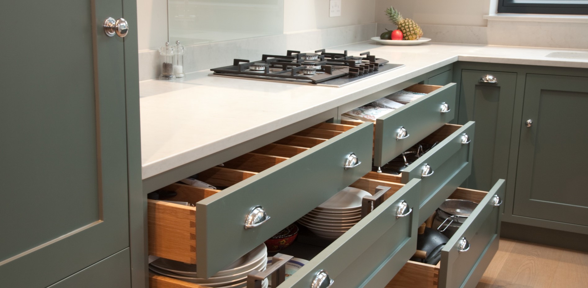 Выдвижные ящики с разделителями помогут удобно хранить посуду и приборы