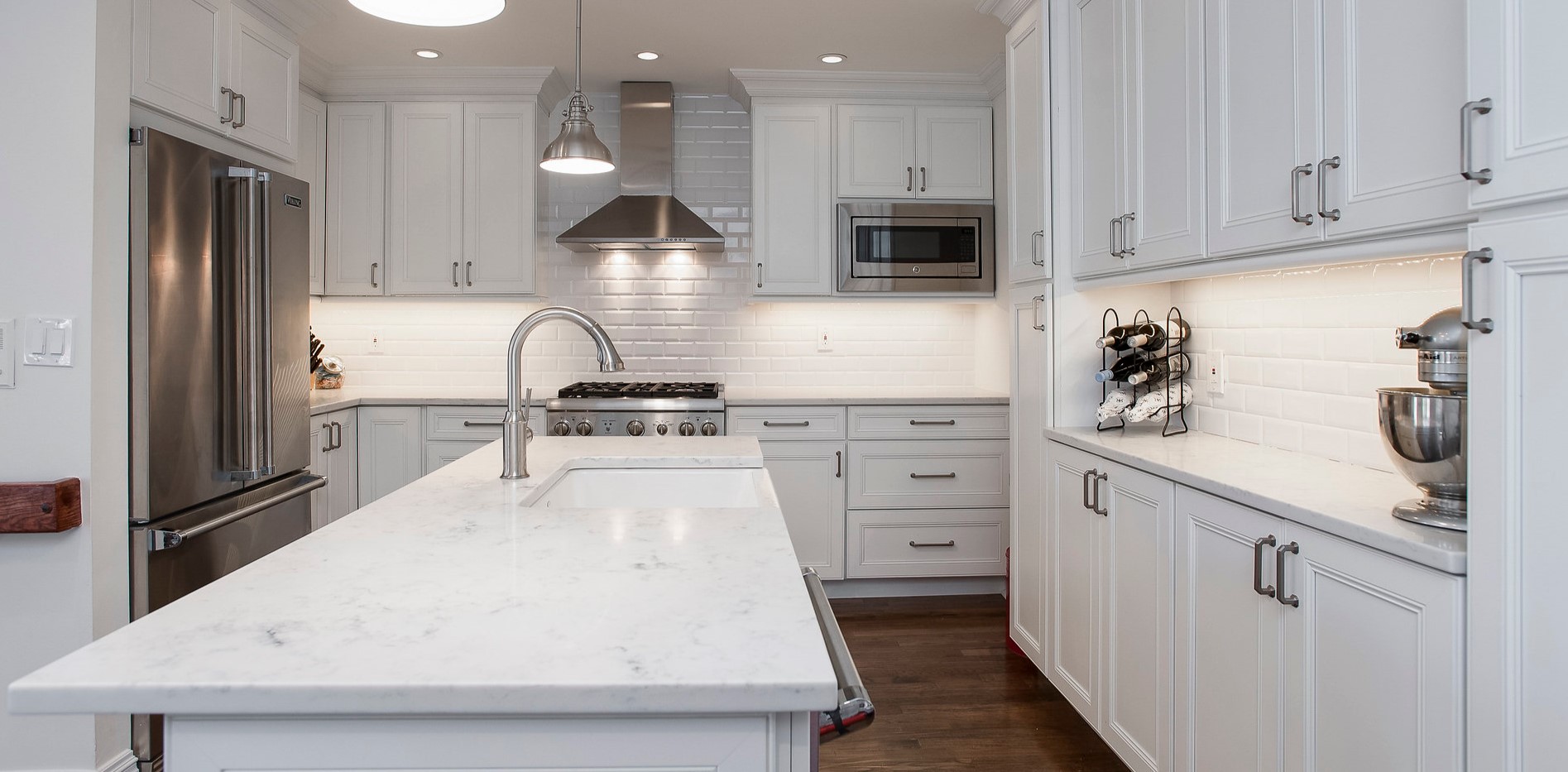 Рабочую зону на кухне можно выложить белой плиткой в виде кирпича