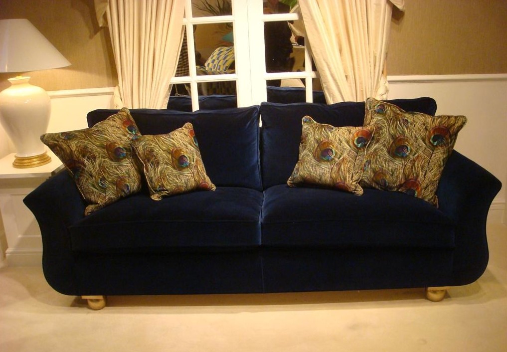 Сложенный диван позволит сделать из спальни рабочий кабинет