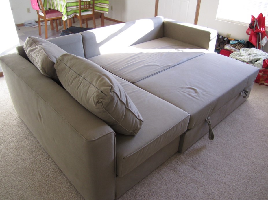 Из разложенного дивана можно получить небольшую двуспальную кровать