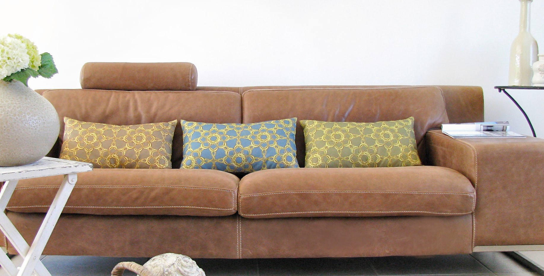 При выборе дивана нужно обращать внимание на качество обивки