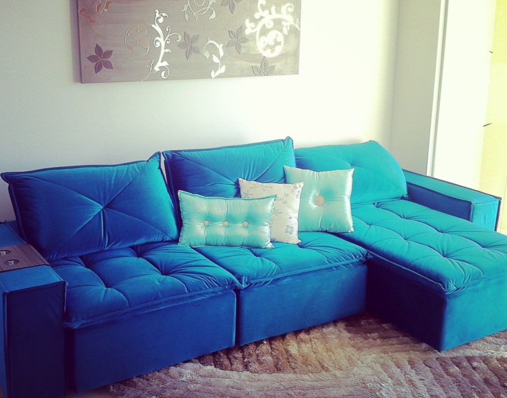 Для белой детской комнаты идеально подойдет диван с синей обивкой