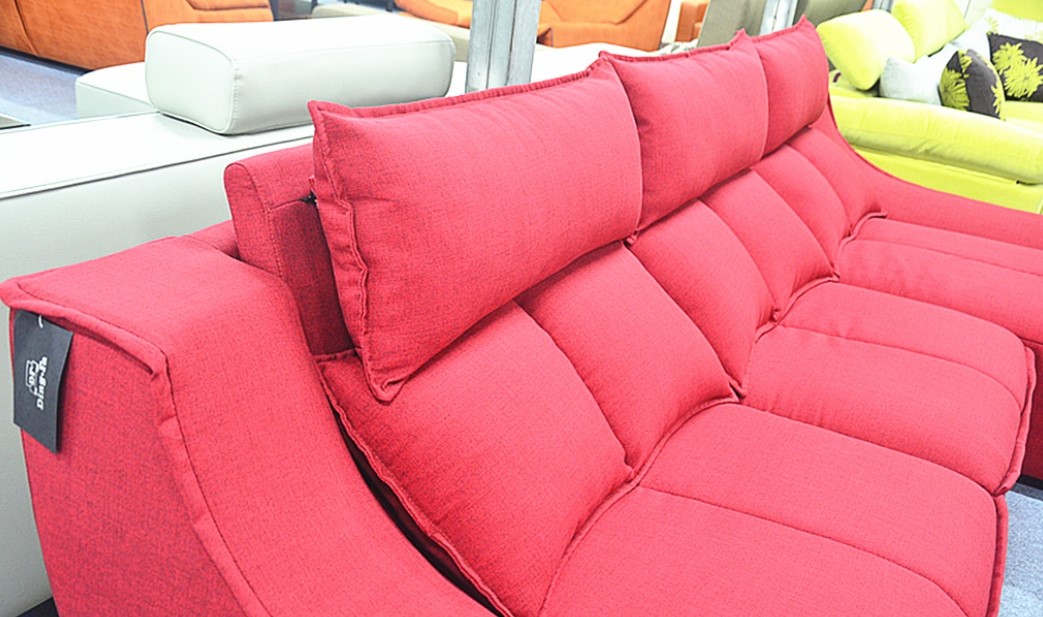 В комнату для девочки можно подобрать диван со светло-розовой обивкой