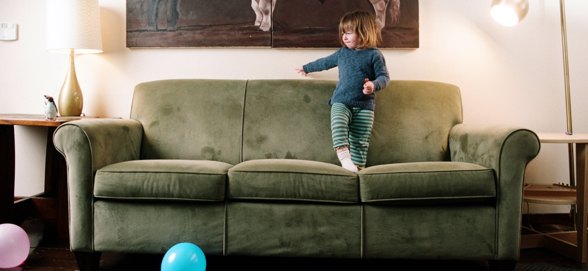 Важно, чтобы мягкая мебель была безопасной для ребенка и не содержала в свой конструкции острые углы