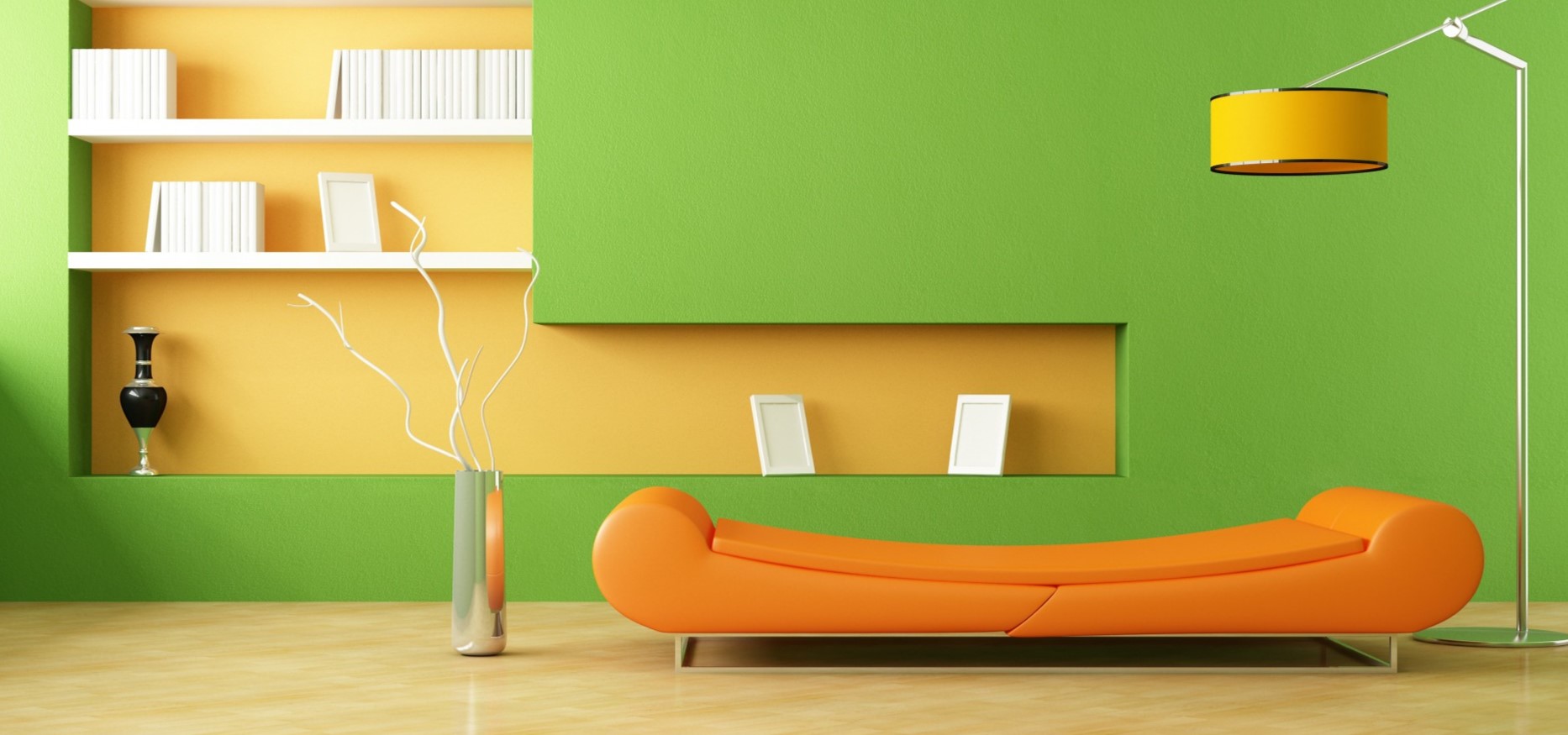 Оранжевый диван прекрасно сочетается с торшером в интерьере