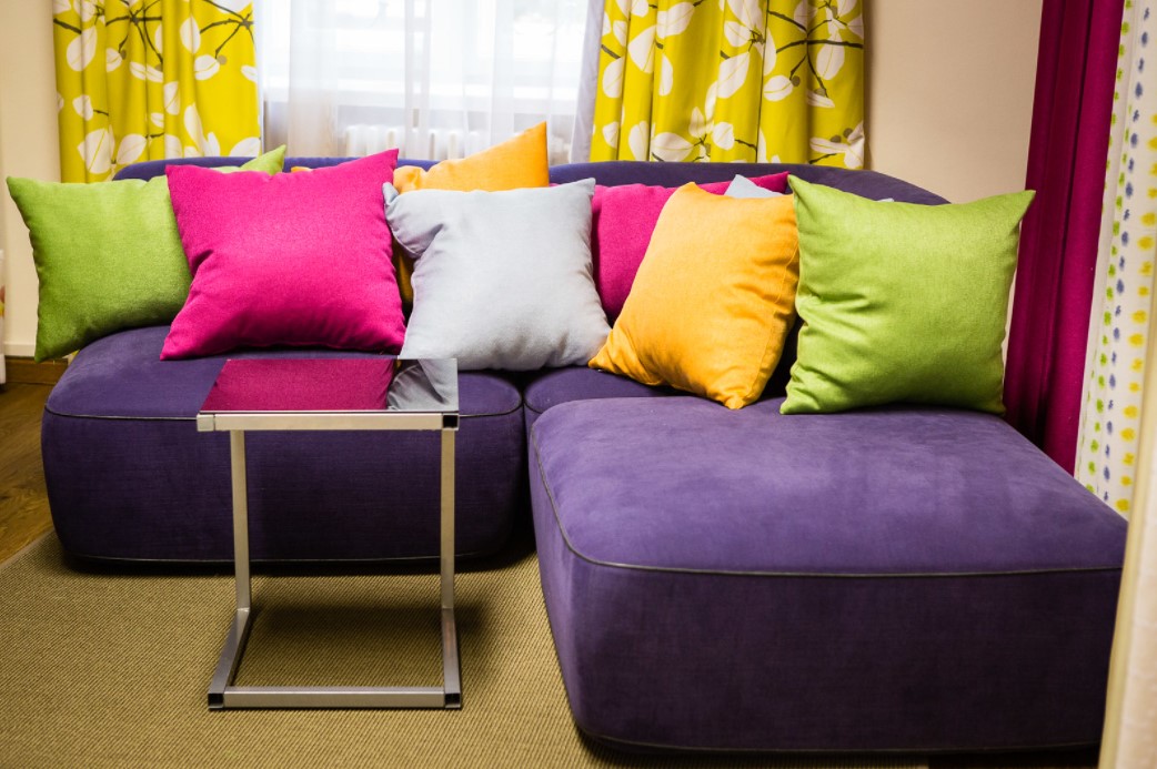 Диван можно украсить разноцветными декоративными подушками