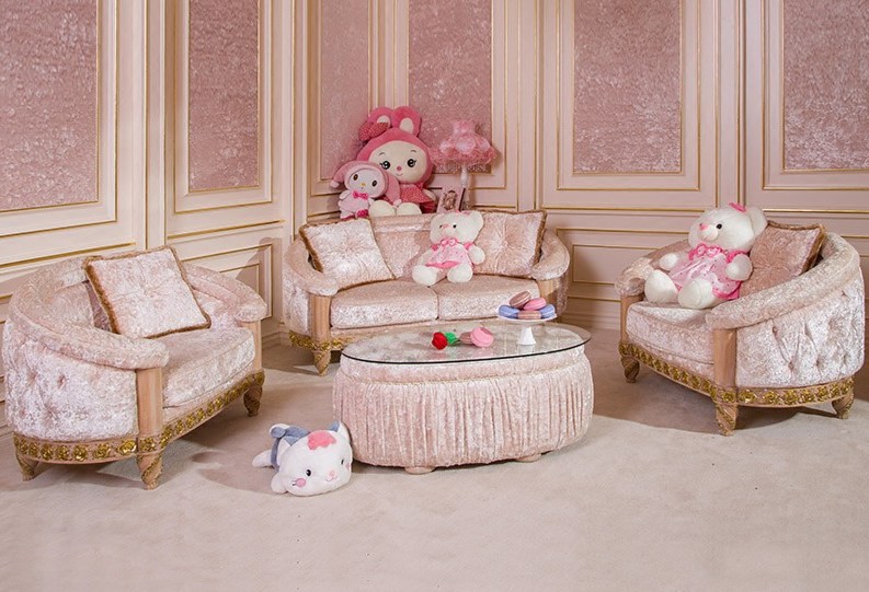 Маленькие диваны и кресла розового цвета прекрасно дополнят комнату для девочки