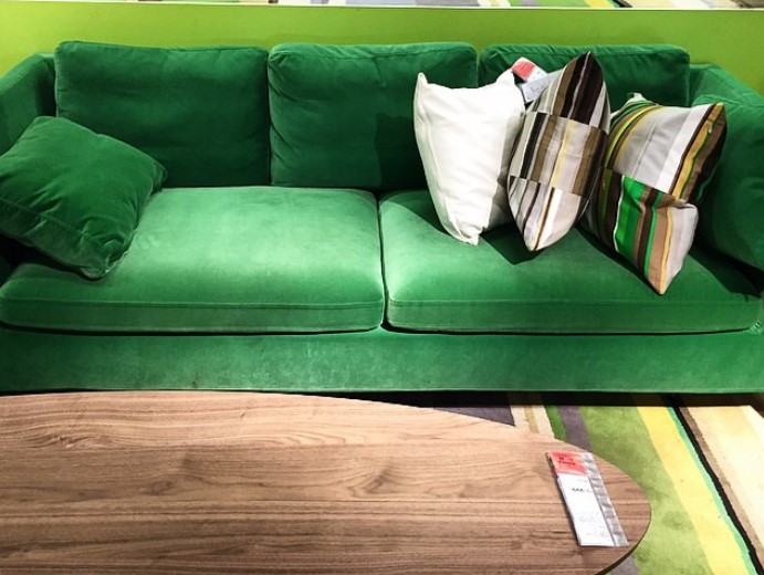 Для детской комнаты в скандинавском стиле можно подобрать диван с зеленой однотонной обивкой