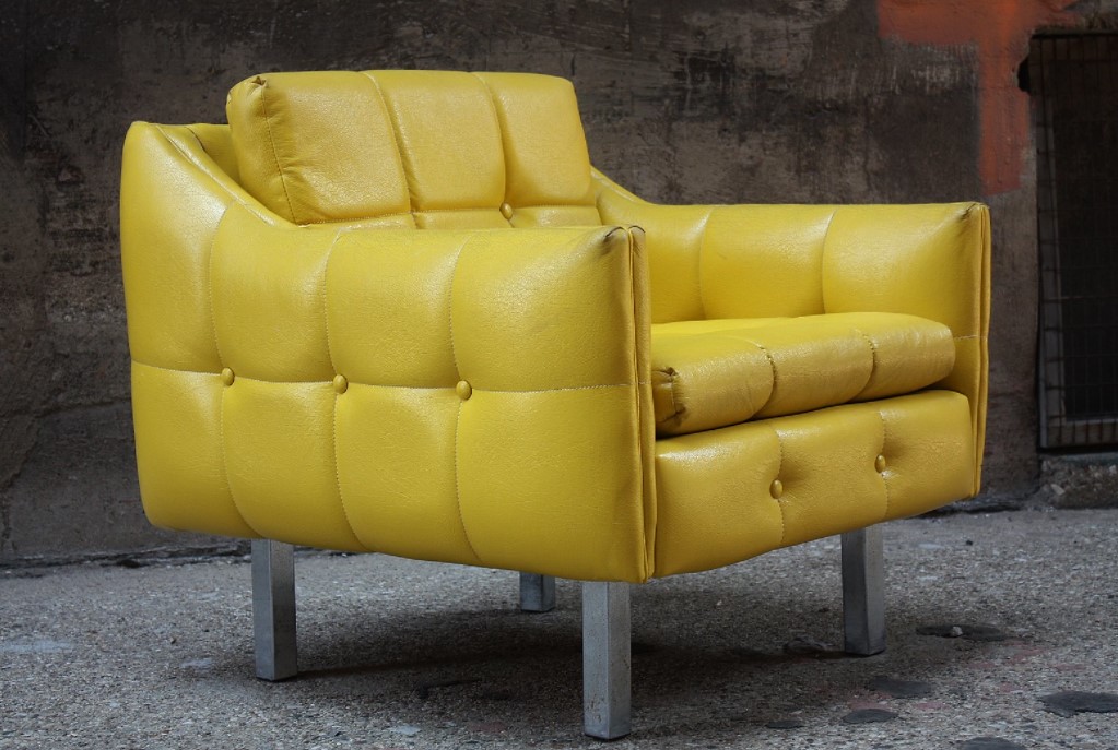 Яркое жёлтое кресло можно использовать в качестве интерьерного акцента