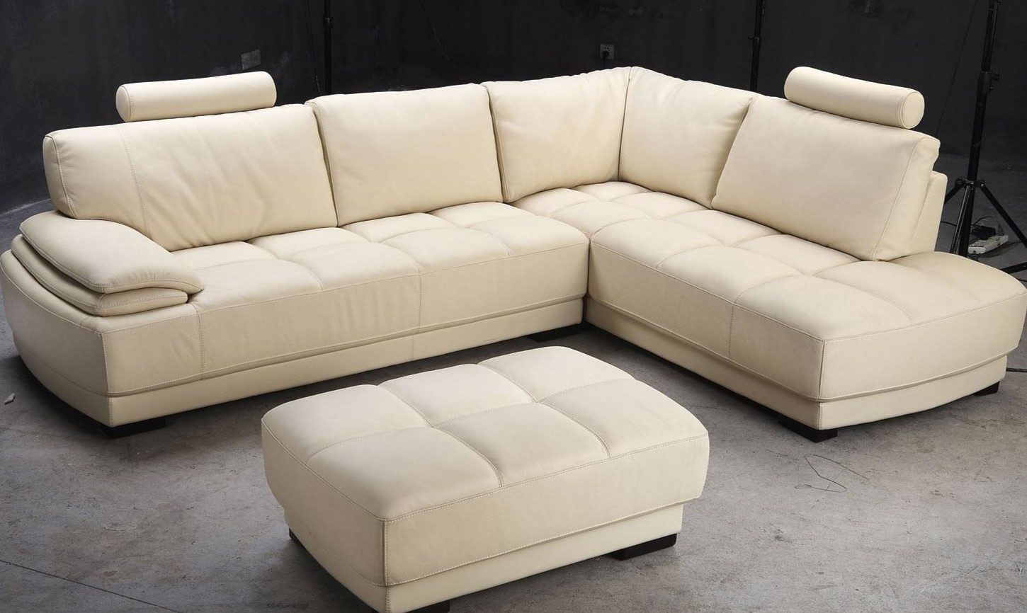 Белый угловой диван можно использовать в интерьере минимализм и сканди
