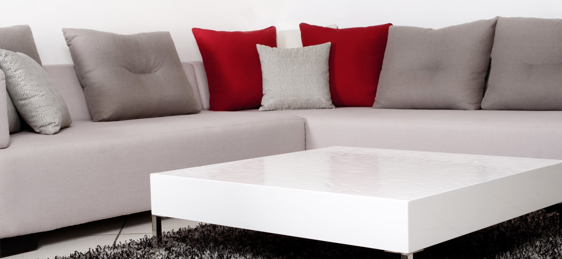 Если в гости часто приходят друзья, можно приобрести крупный угловой диван
