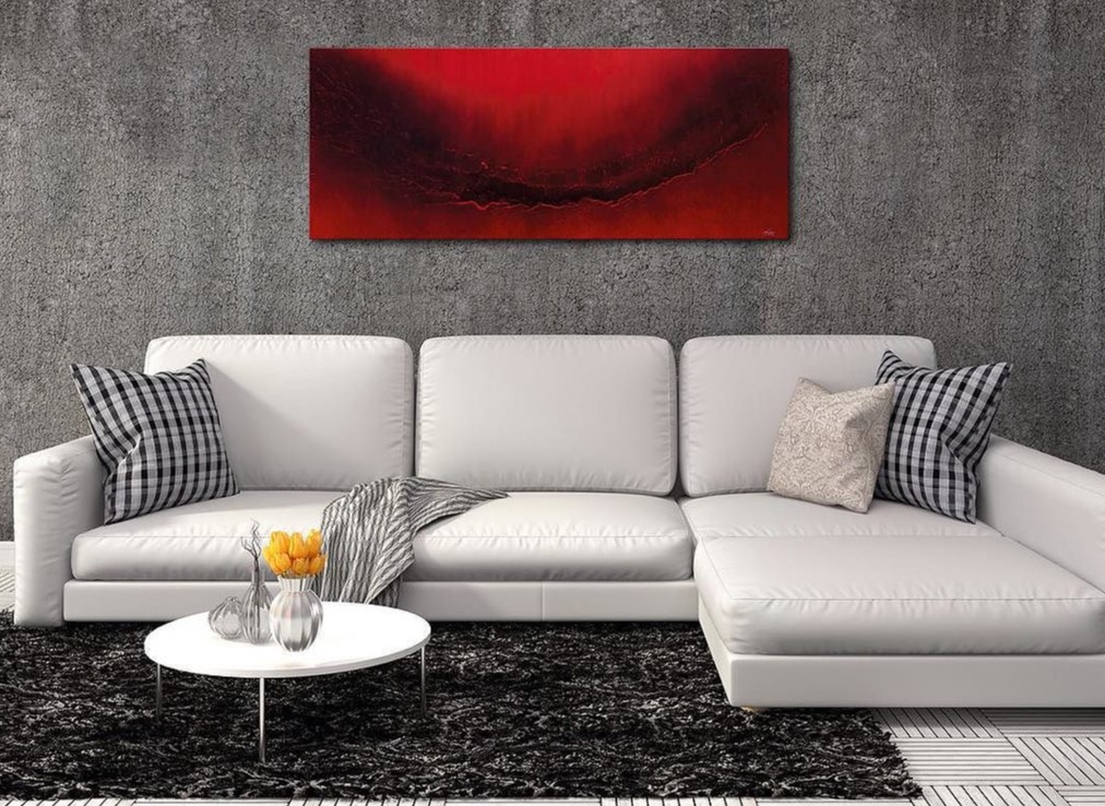 Белый диван стильно смотрится на фоне темно-серой стены в гостиной