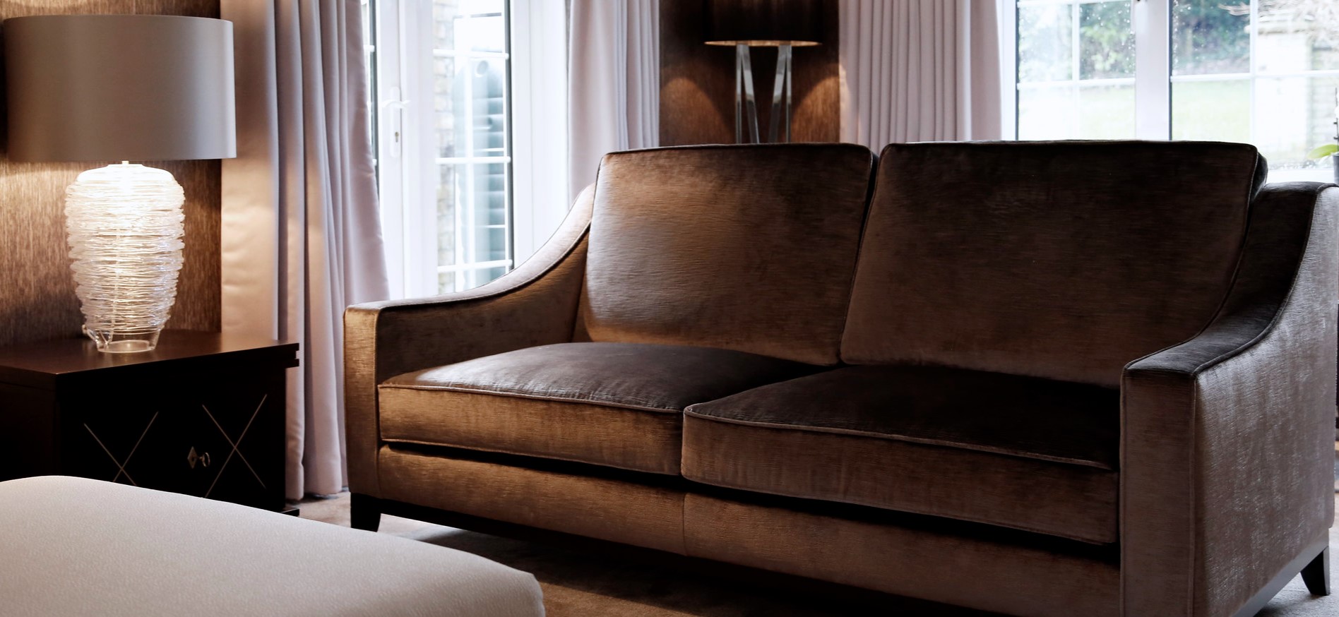 Цвет дивана должен гармонировать с отделкой и мебелью в гостиной