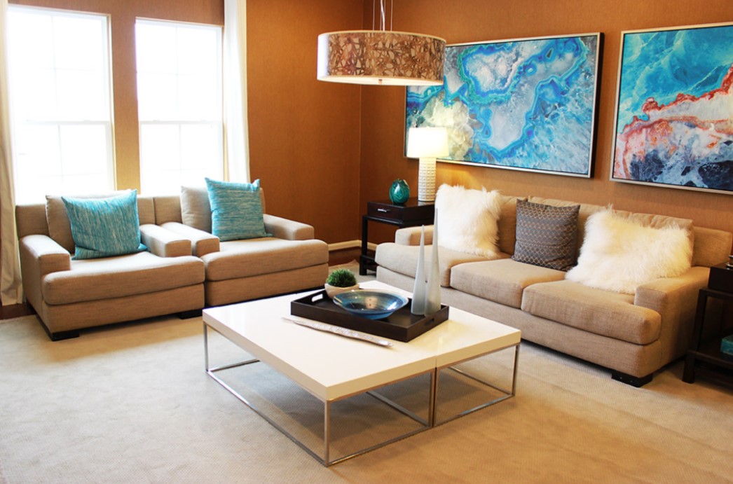 Под цвет и стиль дивана можно подобрать удобные кресла для гостиной