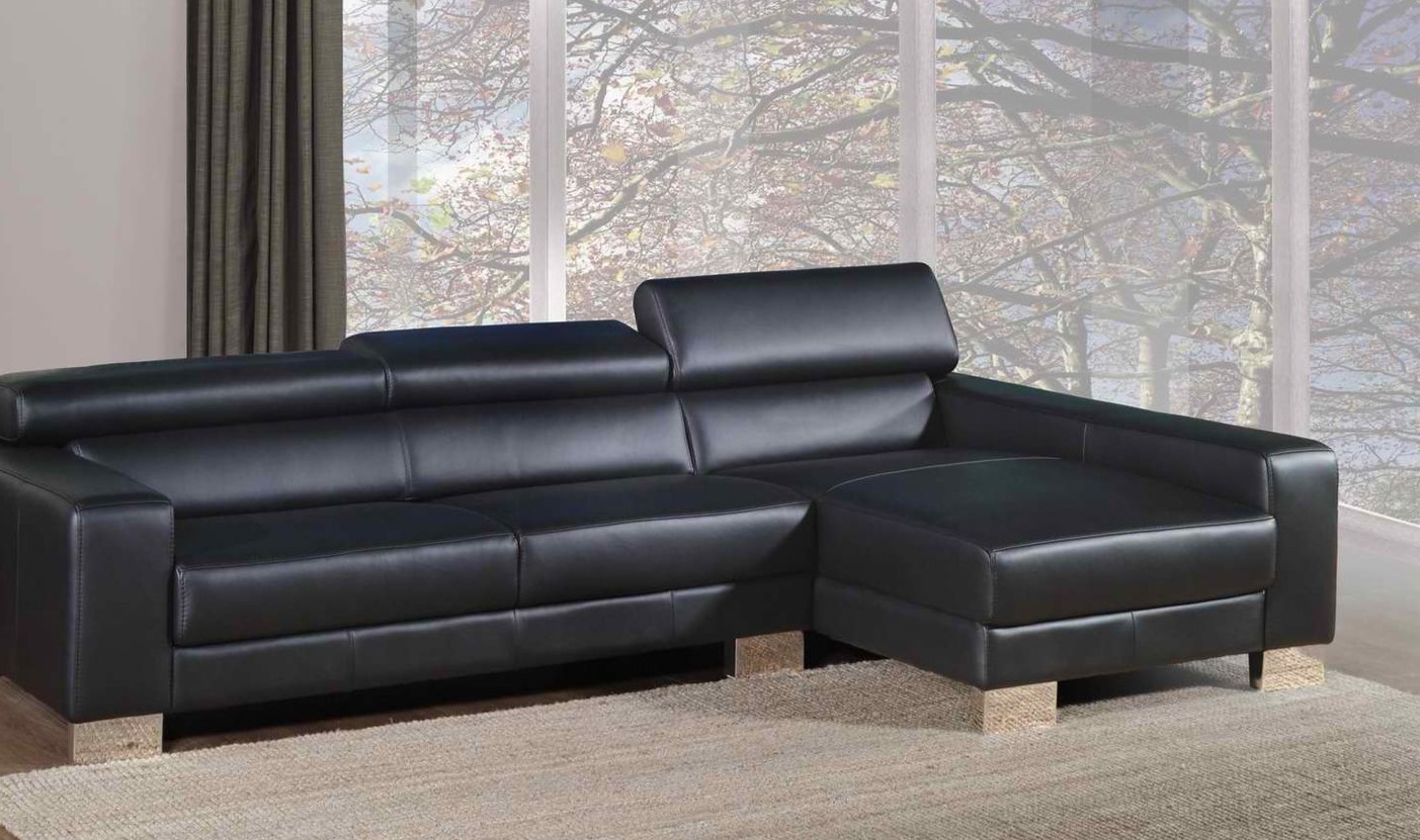 Черный кожаный диван с металлическими ножками можно использовать в интерьере хай-тек